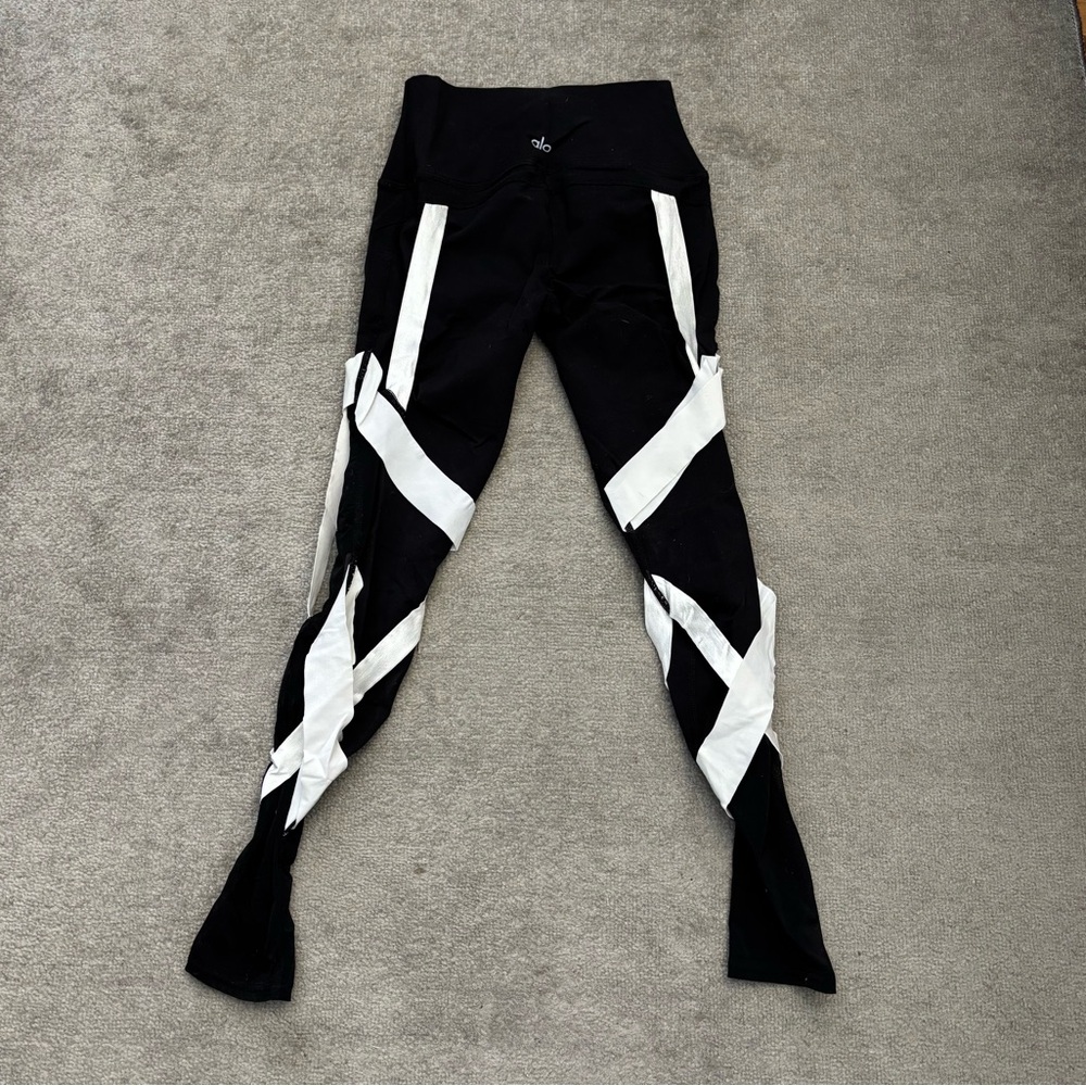 Alo Hotshell Bandage Black White Leggings Women’s - Picture 3 of 8